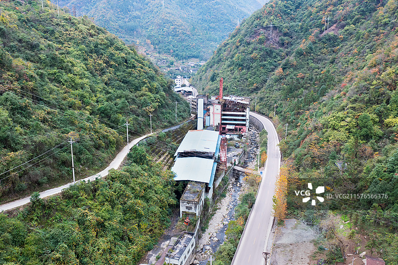 四川达州万源市原万源电厂，即513电厂废弃的厂房航拍图图片素材