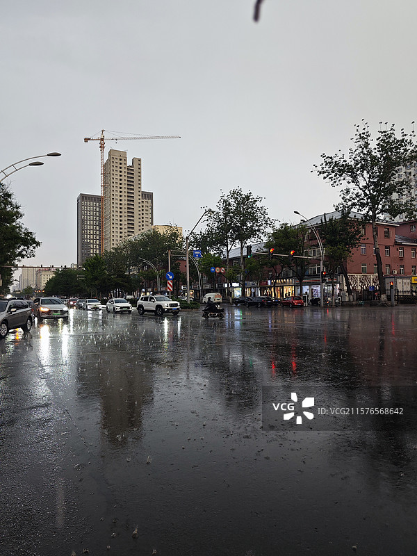 风雨街头(6月13日傍晚太原的大雨)图片素材
