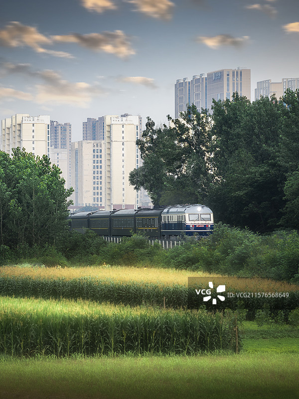 江苏淮安淮阴区火车穿过田野图片素材
