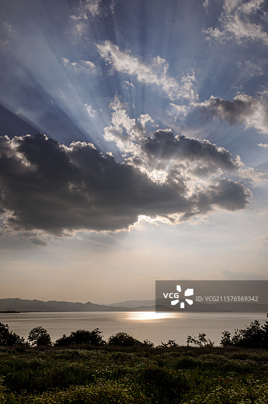 天空的丁达尔光图片素材