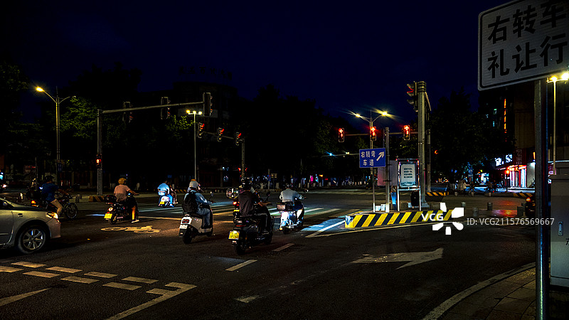 夜间道路交通的高角度视野图片素材