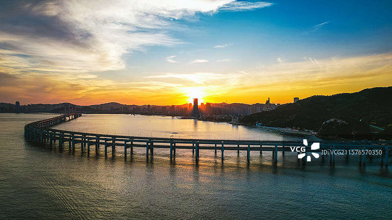 夕阳下的大连城市星海湾莲花山跨海大桥大海图片素材