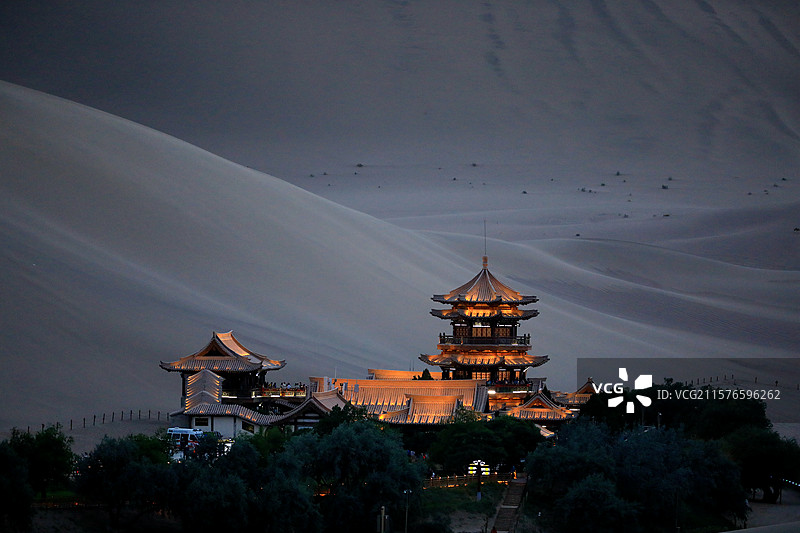 暮色中的敦煌月牙泉鸣月阁夜景图片素材