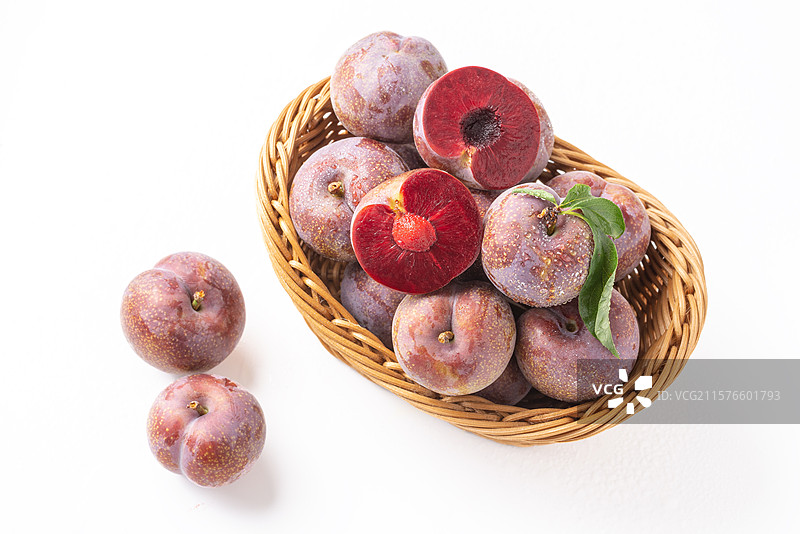 影棚拍摄的白底静物水果红心李血李图片素材