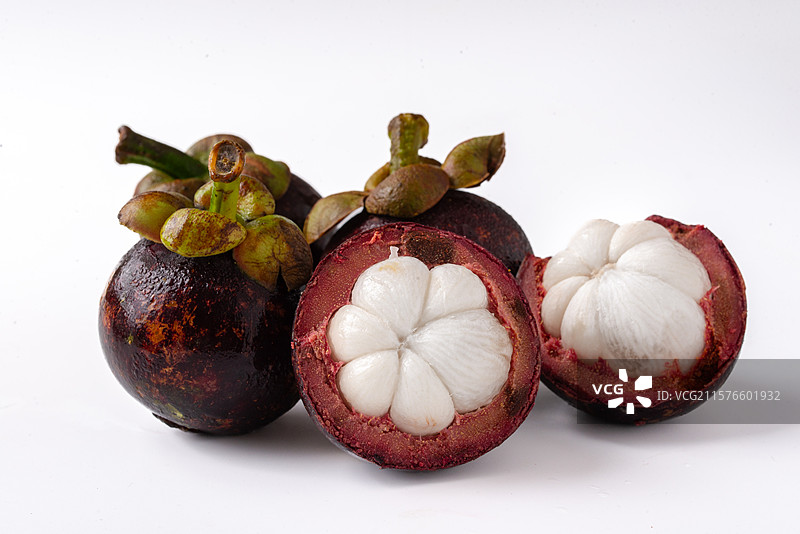 棚拍白底静物水果山竹果实果肉图片素材