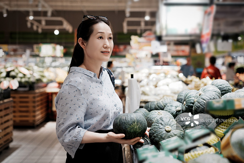 超市挑选蔬菜的购物女性图片素材