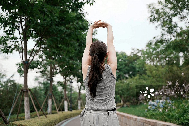 公园散步拉伸的女人图片素材