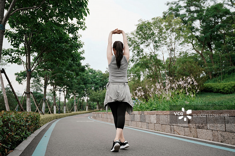 公园散步拉伸的女人图片素材