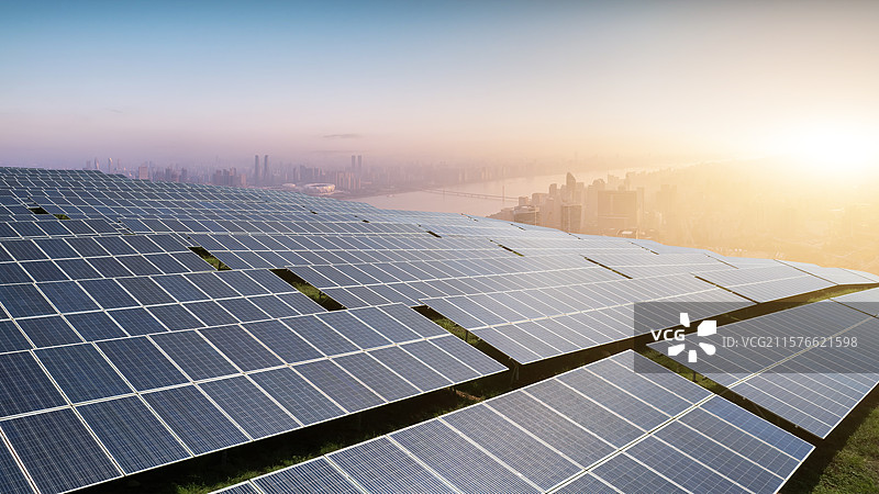 城市地平线上的太阳能板景观图片素材