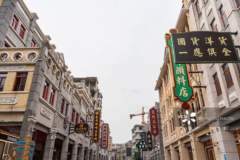 复古街道两旁建筑与招牌图片素材