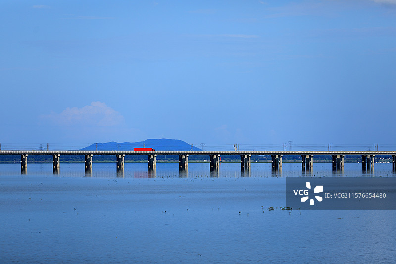 石臼湖特大桥上行驶的红色货车图片素材