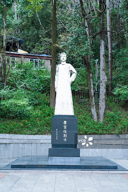四川达州万源市红军公园内李家俊烈士汉白玉站立雕像正面图片素材