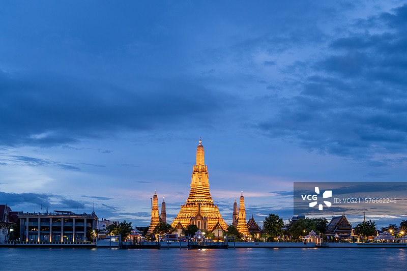 泰国曼谷郑王庙夜景图片素材