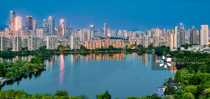 南京市中心莫愁湖畔美丽夜景图片素材
