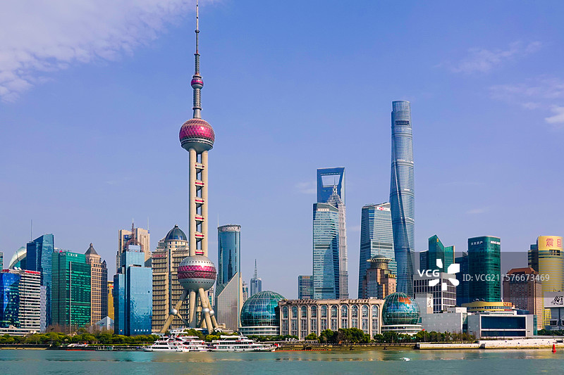 上海浦东陆家嘴东方明珠地标建筑蓝天白云图片素材