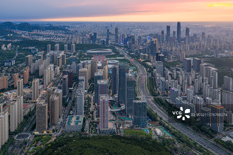 航拍夕阳下的济南汉峪金谷与CBD图片素材