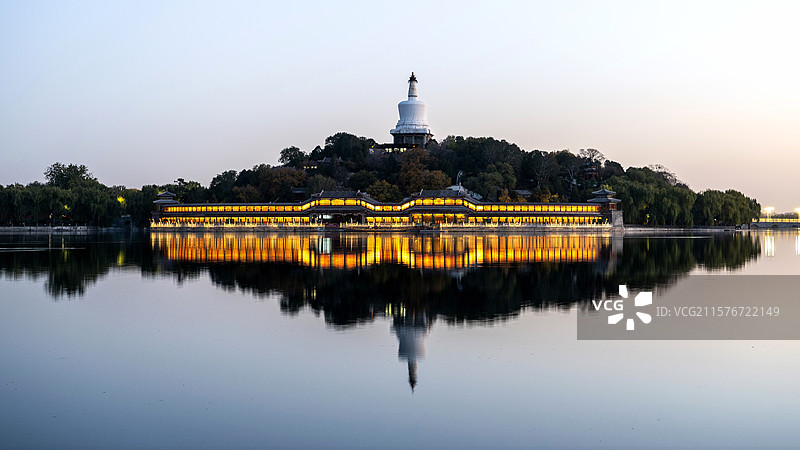 北京北海公园白塔与连廊夜景图片素材