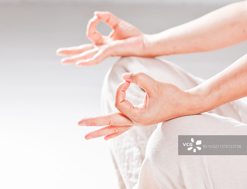 坐着盘腿兰花指练习瑜伽 冥想图片素材