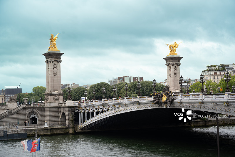巴黎塞纳河桥上雕像图片素材