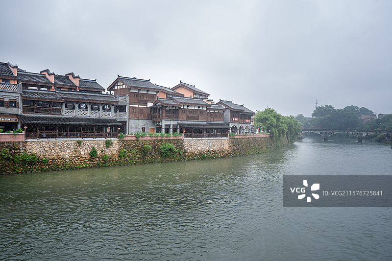 雨天长汀古城汀江畔的古建筑，福建长汀图片素材