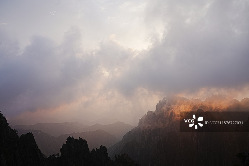 黄山丹霞峰云蒸霞蔚橙色平流雾图片素材