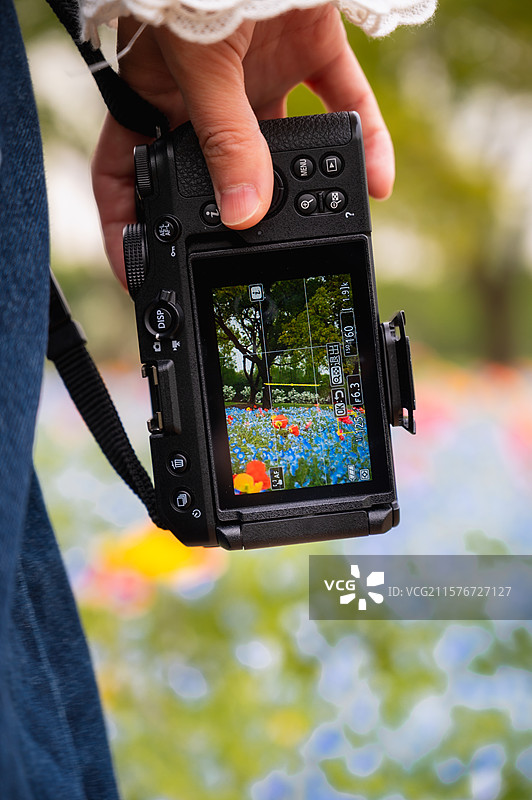手持相机的女性特写镜头图片素材