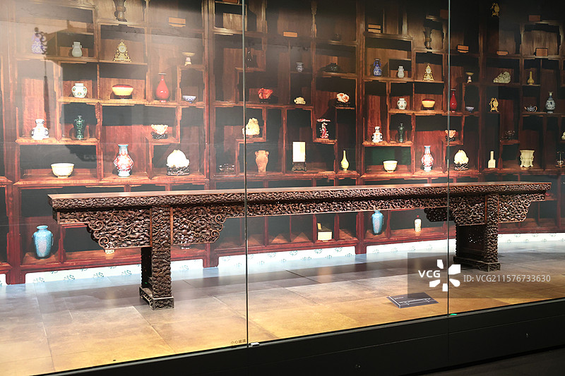 沈阳博物馆，楠木镂雕云龙纹大条案图片素材