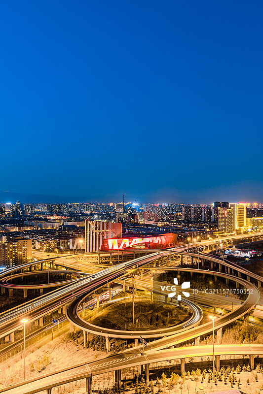 中国内蒙古呼和浩特兴安南路立交桥高视角夜景图片素材