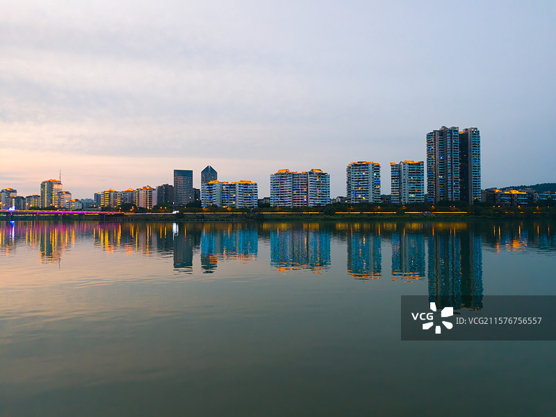 四川绵阳涪江岸边三汇绿岛日落晚霞夜景灯光图片素材