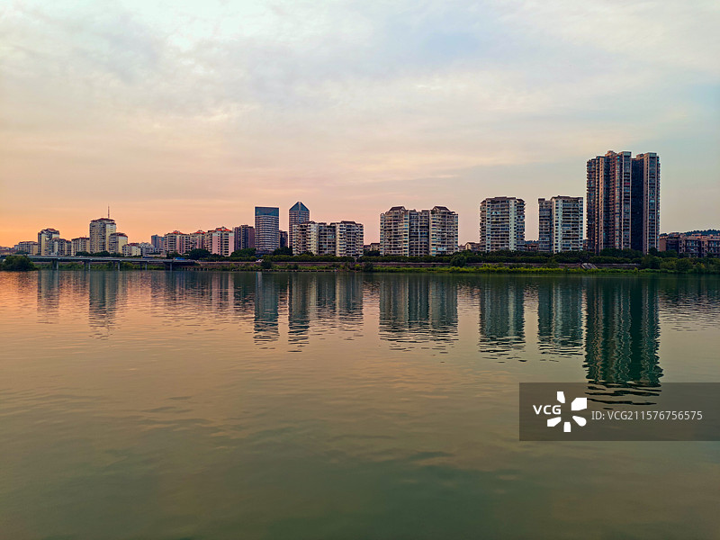 四川绵阳涪江岸边三汇绿岛日落晚霞蓝调时刻图片素材