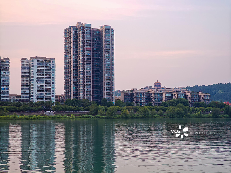 四川绵阳涪江日落时分三汇绿岛和富乐阁同框图片素材