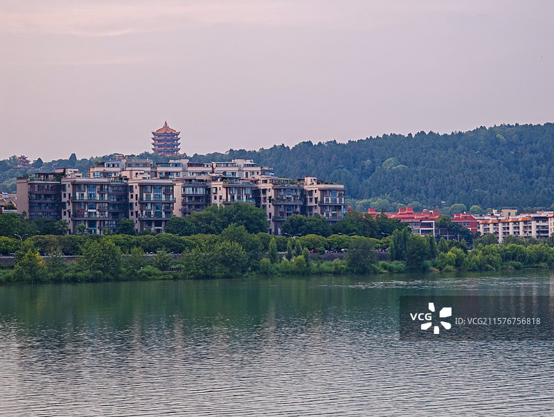 四川绵阳涪江日落时分三汇绿岛和富乐阁同框图片素材