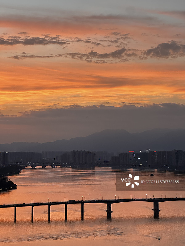 清远市清城区北江日落晚霞天空城市风景桥梁远景高角度拍摄图片素材