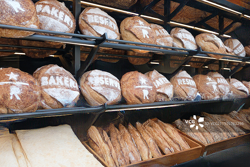烘焙坊货架上的手工面包图片素材