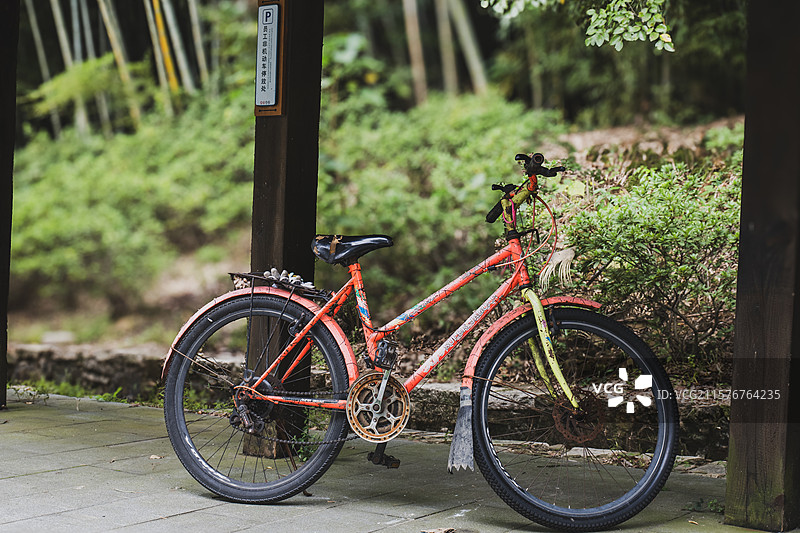 山间小路上的一辆自行车特写图片素材