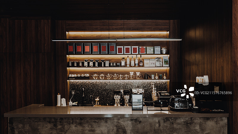 复古咖啡馆的全景与吧台 摆满咖啡 茶叶罐 酒瓶 茶具的柜子图片素材