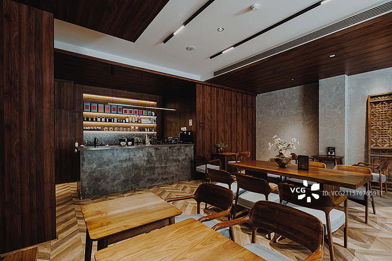 复古咖啡馆的全景与吧台 摆满咖啡 茶叶罐 酒瓶 茶具的柜子图片素材