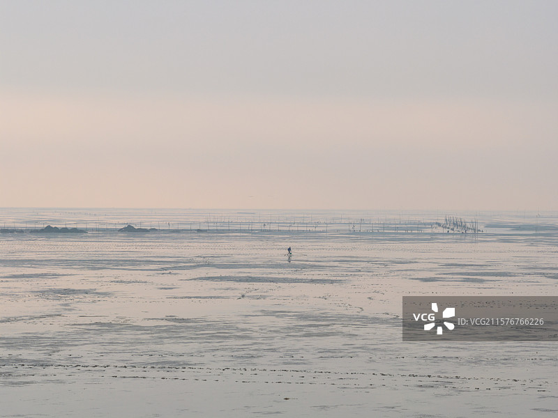 广西钦州湾三娘湾灯塔附近赶海的人图片素材