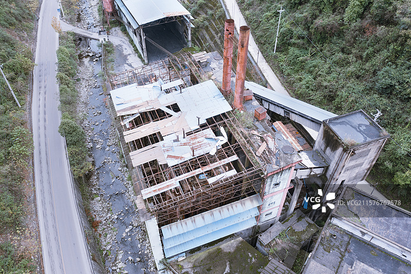 四川达州万源市原万源电厂，513电厂废弃的厂房航拍图图片素材