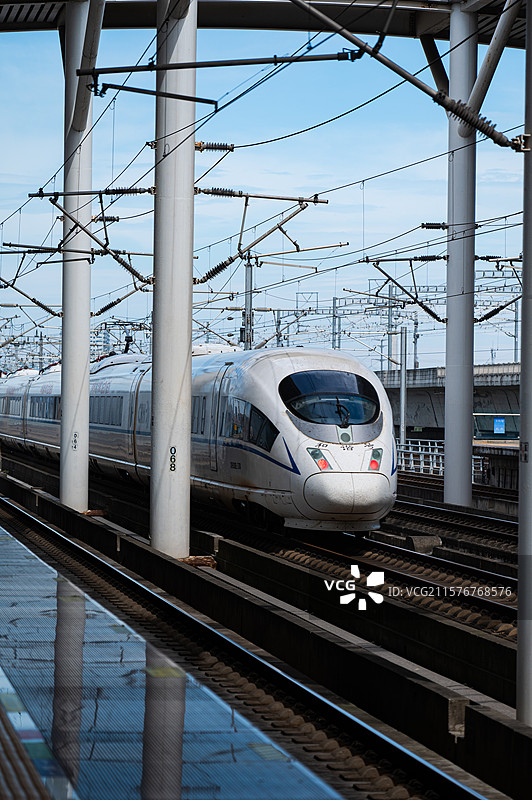 快速驶过的高铁图片素材