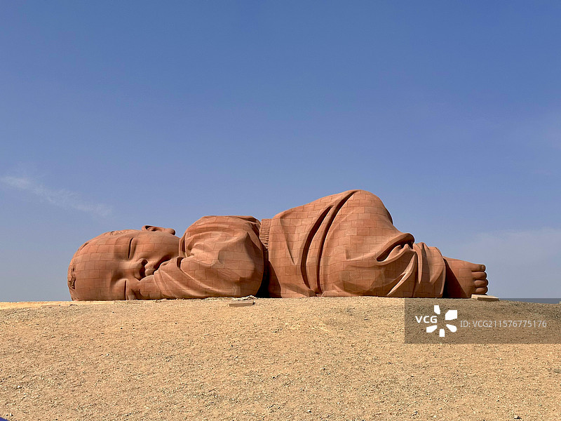 甘肃酒泉瓜州沙漠中的大地之子雕塑图片素材