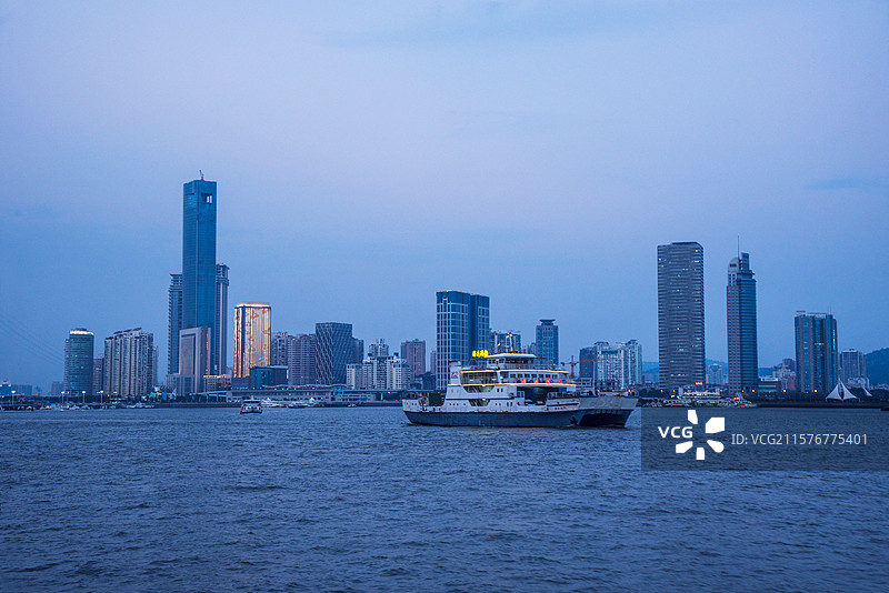 傍晚的厦门市海边城市建筑风光图片素材
