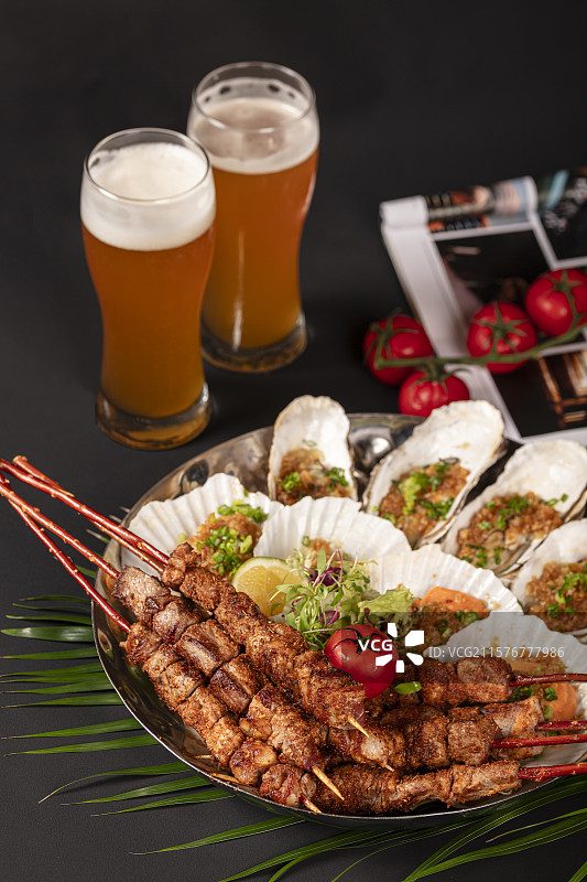 烧烤海鲜肉串拼盘配啤酒图片素材