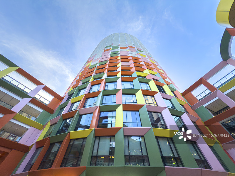 深圳市妇儿大厦彩色大厦城市高楼低角度仰拍视角图片素材