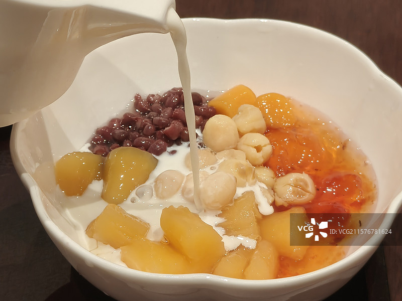 传统中式牛奶糖水甜品图片素材