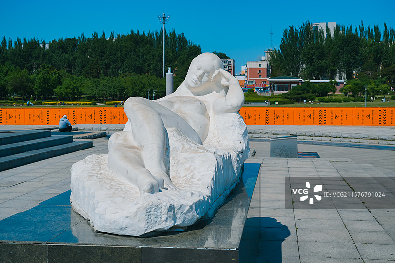吉林省长春市文化广场女体雕塑 阴柔之美图片素材
