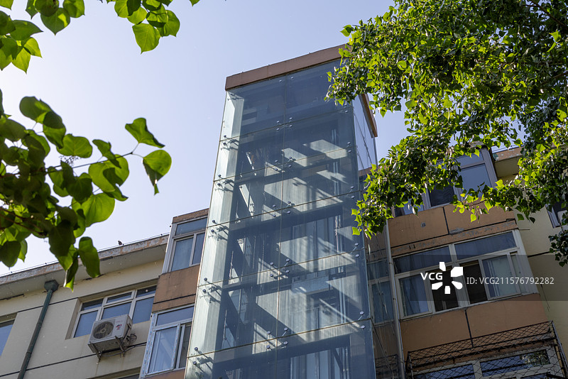 城市老旧小区居民楼建筑加装电梯图片素材