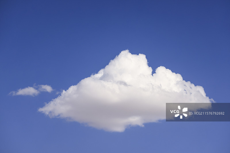蓝天上漂浮的云朵白云图片素材