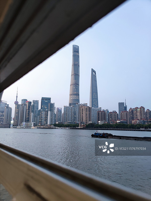 城市天际线风光，城市经济金融区地标建筑，上海黄浦江眺望上海浦东陆家嘴金融中心图片素材