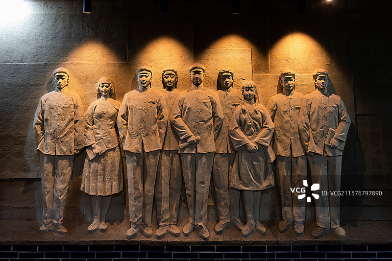湖南省立第一师范学校旧址（毛泽东与第一师范纪念馆）展览的进步青年浮雕群像图片素材